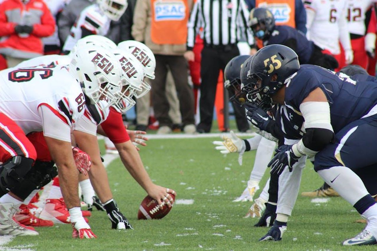 La_passione_per_il_football_americano_gYQJBhJw3F - Confidenze24 Source: football wife - pexels - Rival football teams face off at the start of an action-packed game on the field.