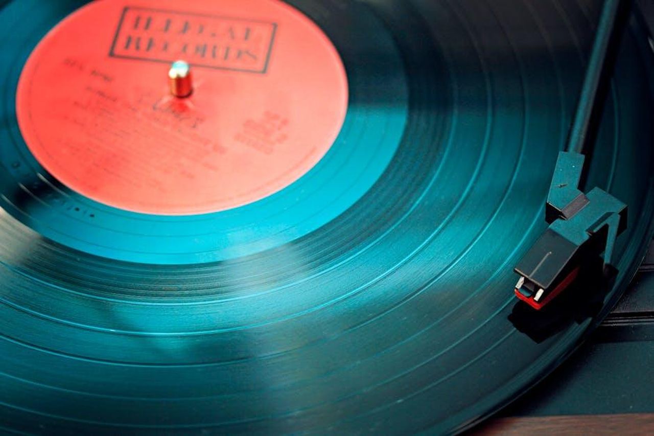 La_passione_per_la_musica_di_Grace_V7UtZE4fTX - Confidenze24 Source: Elviss Railijs Bitāns - pexels - A detailed close-up view of a vintage vinyl record spinning on a turntable, capturing its nostalgic beauty.