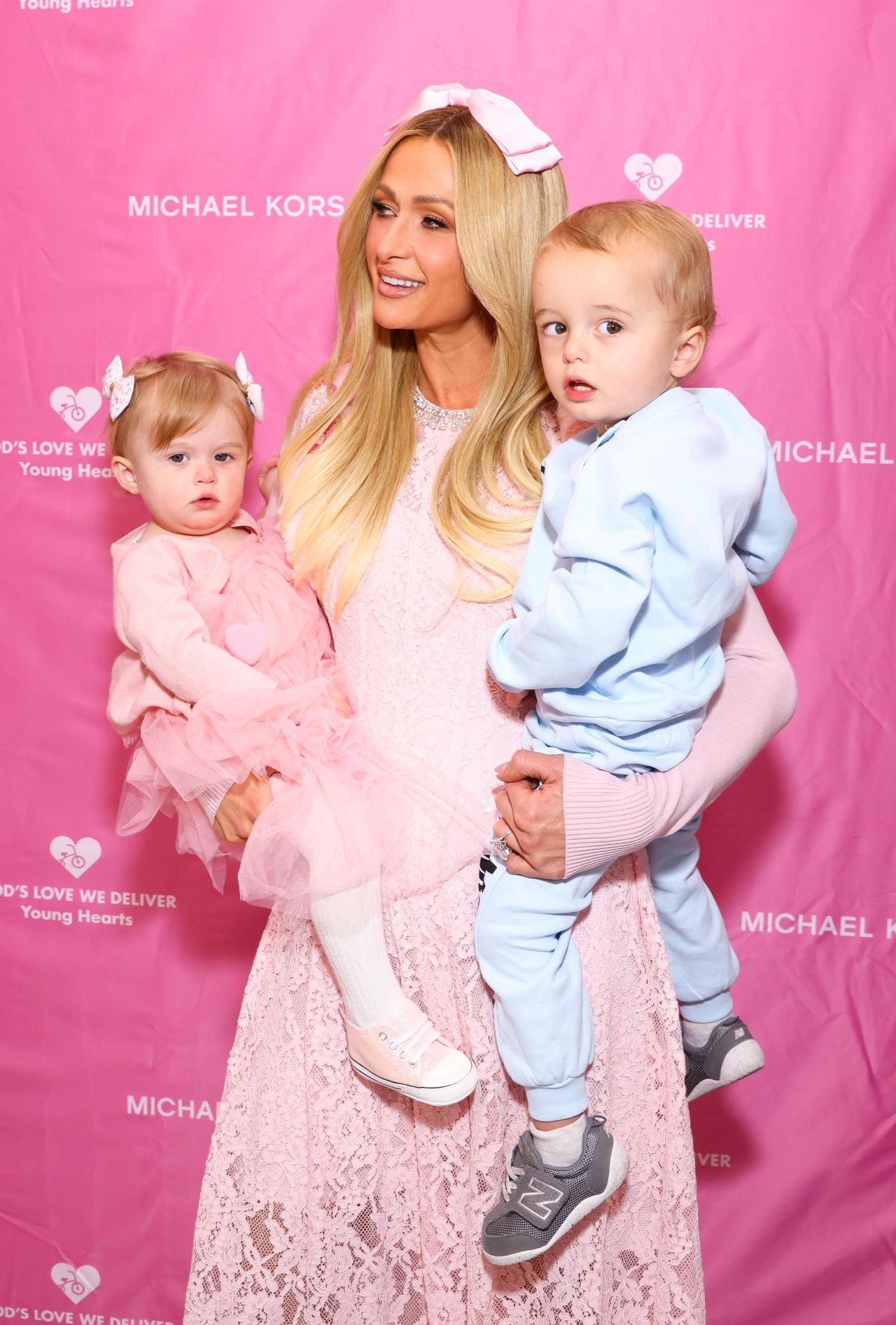 La_paura_di_Paris_Hilton_per_i_suoi_figli_adolescenti_b3z6yDH1ZR - Confidenze24 Source: Stephanie Augello/Variety via Getty Images - Getty Images - London e Phoenix Hilton con Paris Hilton al Young Hearts Friends Fest