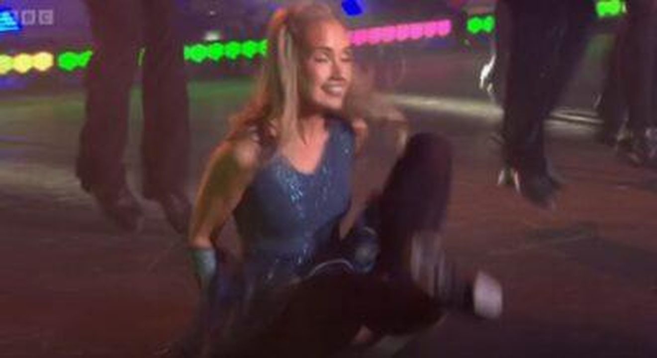 La_performance_di_Riverdance_a_The_One_Show_CTNVFHQP9v - Confidenze24 Source: BBC - - Una performer di Riverdance che cade