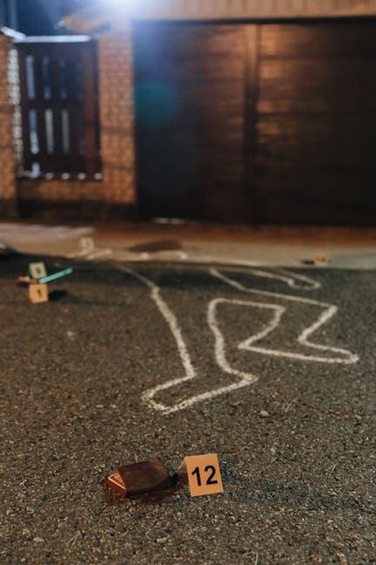 La_polizia_rivela_un_errore_iGAAeRQmQK - Confidenze24 Source: cottonbro studio - pexels - Chalk outline and evidence markers at a crime scene outdoors at night.