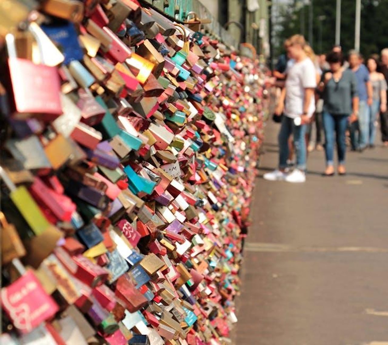 La_posizione_di_Healy_sulle_relazioni_pubbliche_2UEiHm2meX - Confidenze24 Source: Pixabay - pexels - A vibrant display of love locks on a bridge, symbolizing love and commitment.