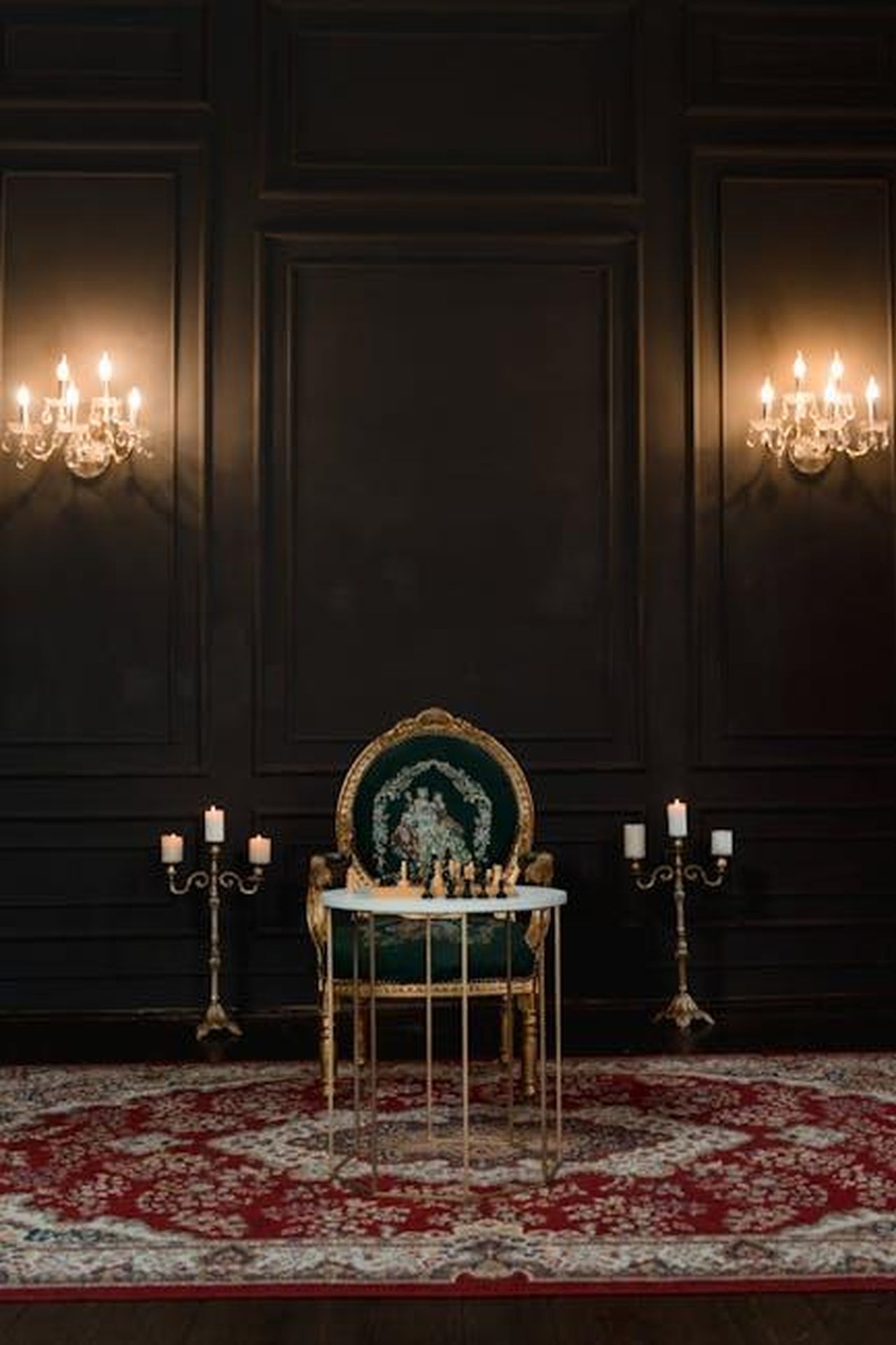 La_possessivit_sulla_famiglia_reale_e_il_concetto_di_purezza_C4WWC9dihV - Confidenze24 Source: Tima Miroshnichenko - pexels - Elegant chess setup in a candlelit room with luxurious chair and classic decor.