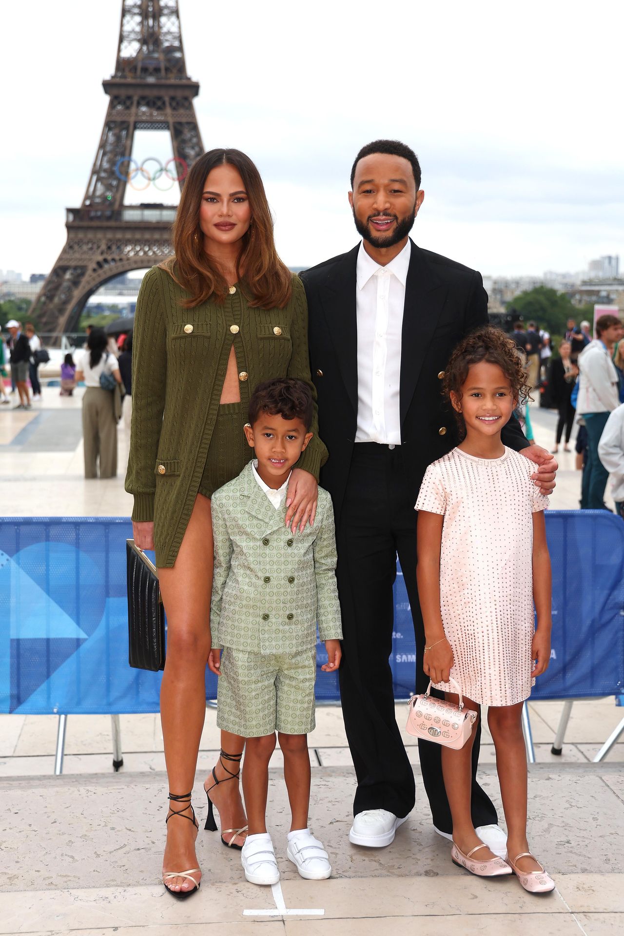 La_presentazione_di_Luna_su_Gabby_Douglas_MNljhn7n00 - Confidenze24 Source: Matthew Stockman/Getty Images - Getty Images - Chrissy Teigen e John Legend con i figli alla cerimonia di apertura delle Olimpiadi di Parigi 2024