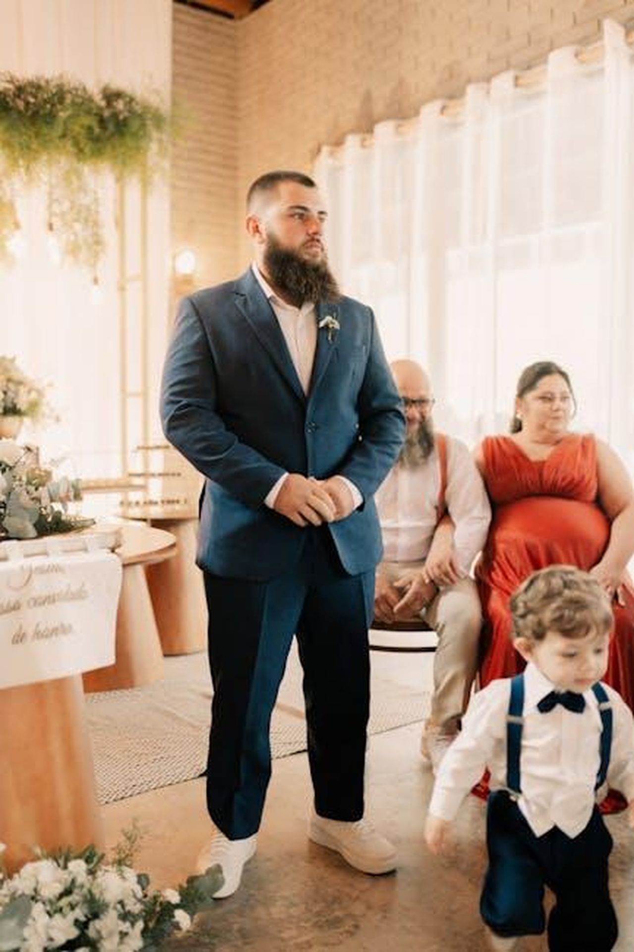 La_pressione_di_essere_adolescenti_famosi_u8YH5DkOGX - Confidenze24 Source: Alexander Mass - pexels - Beautiful indoor wedding scene with family and elegantly dressed guests.