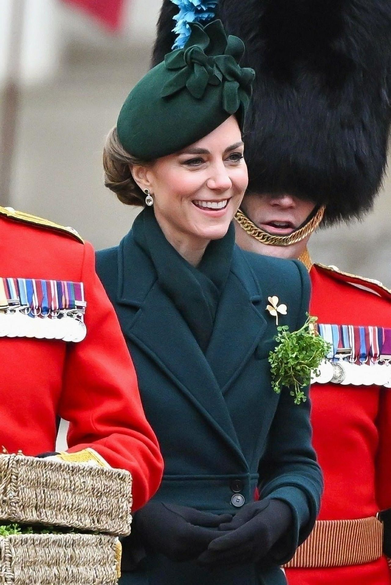 La_prima_parata_di_San_Patrizio_da_colonnello_onorario_Dpb2G9eLG3 - Confidenze24 La prima parata di San Patrizio da colonnello onorario La Principessa Kate con il cappotto verde