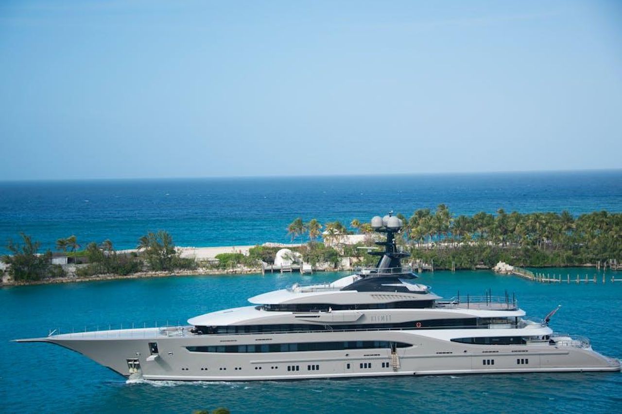 La_prima_uscita_pubblica_di_Gisele_e_Joaquim_come_neogenitori_XCCs2A1Y2u - Confidenze24 Source: Diego F. Parra - pexels - High-end yacht cruising along a tropical coastline with clear blue waters and lush greenery.