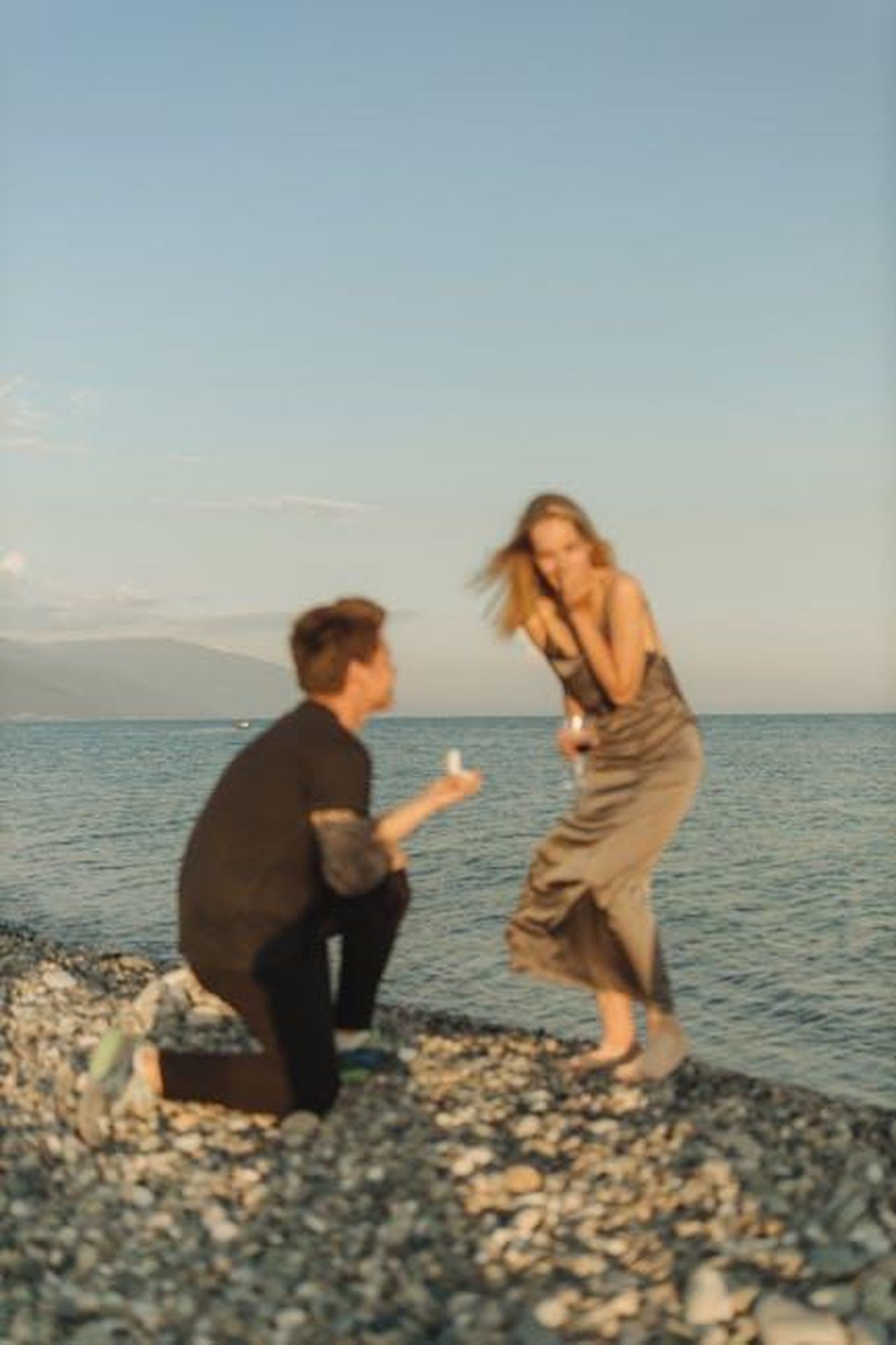 La_promessa_di_Harry_a_Meghan_9DFpikU7ya - Confidenze24 Source: Anastasia Shuraeva - pexels - A romantic marriage proposal on a beach during a stunning sunset.