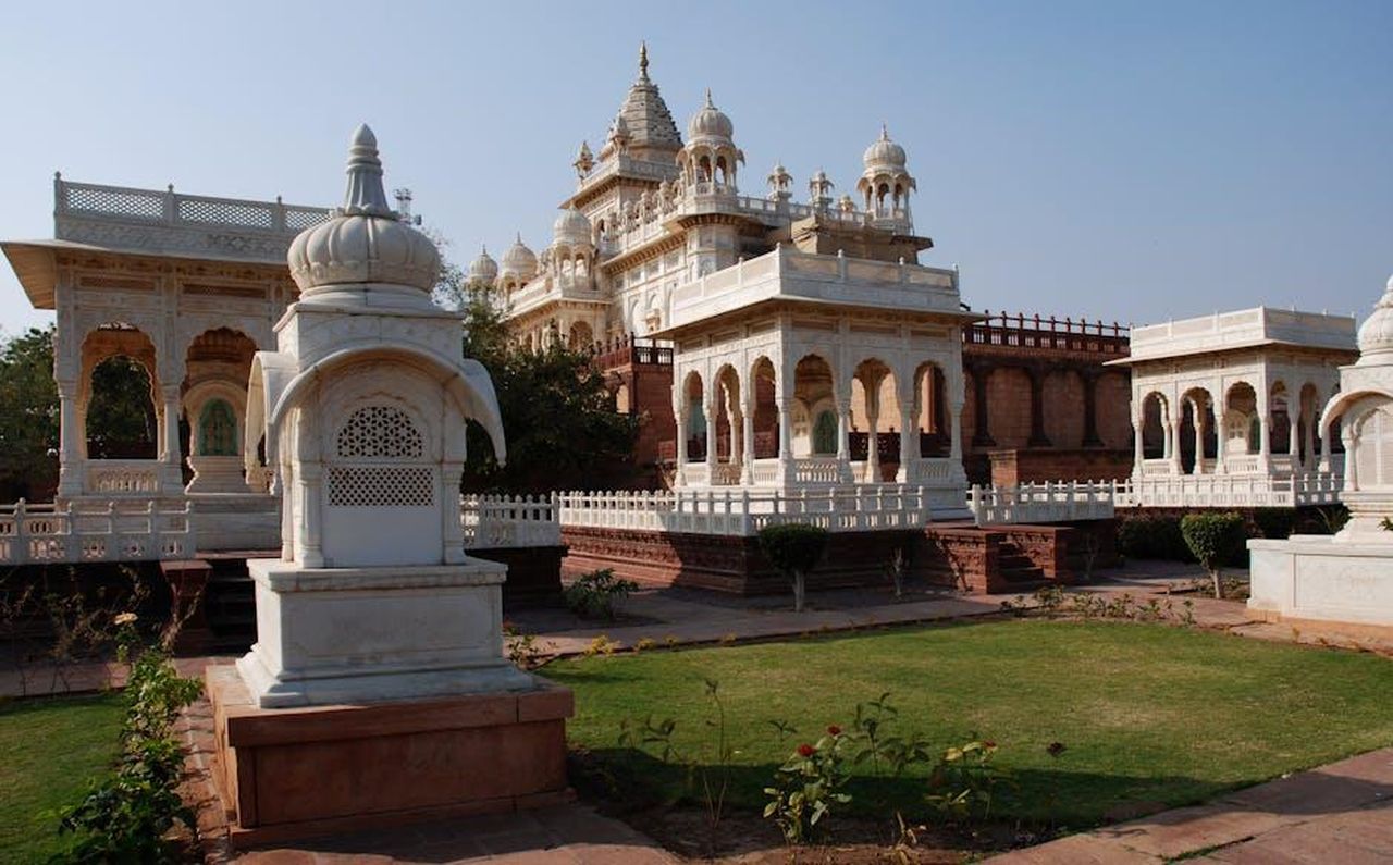 La_reazione_dei_Sussex_DPnHBsQUKO - Confidenze24 Source: Tom D'Arby - pexels - Jaswant Thada in Jodhpur, India, showcasing intricate architecture and historical charm.