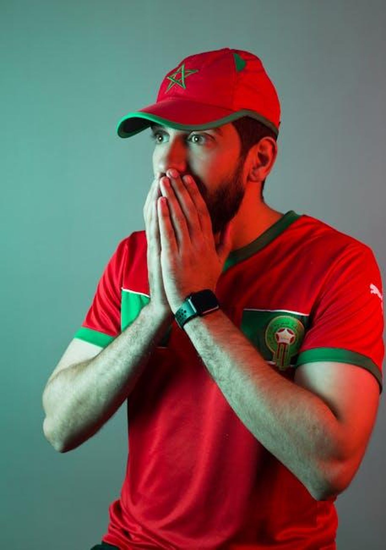 La_reazione_dei_fan_3qRHyWQkpQ - Confidenze24 Source: noureddine mirad - pexels - A football fan from Morocco reacts passionately wearing a red jersey and cap.
