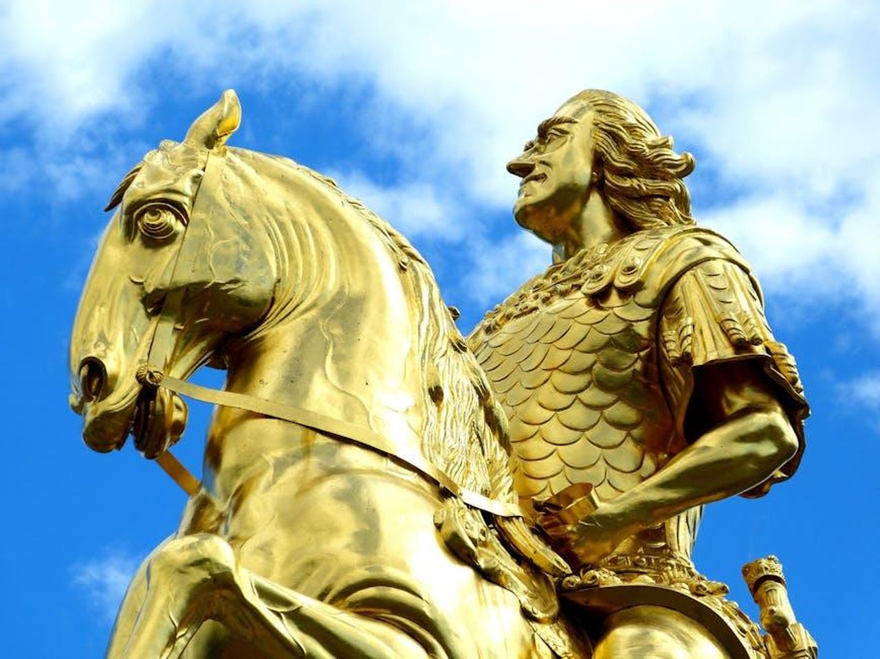 La_reazione_del_Principe_William_e_di_suo_figlio_LbJrkLoKQQ - Confidenze24 Source: Pixabay - pexels - Close-up of the Golden Rider statue in Dresden with vibrant blue sky.