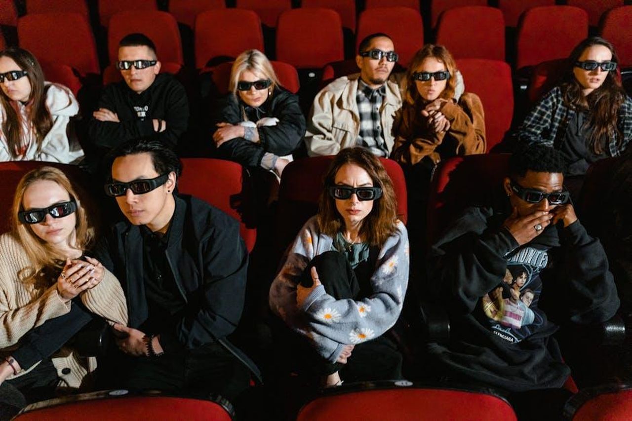 La_reazione_del_pubblico_e_dei_fan_NpPeMKG4IA - Confidenze24 Source: Tima Miroshnichenko - pexels - A diverse group of people wearing 3D glasses, immersed in a movie inside a theater.