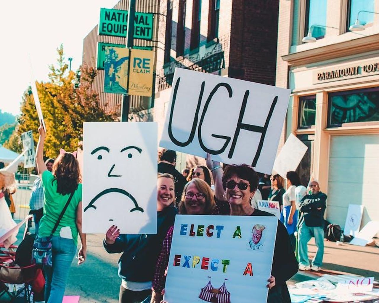 La_reazione_del_pubblico_e_la_chiarezza_di_Robinson_pGw8leGEkD - Confidenze24 Source: Rosemary Ketchum - pexels - Lively street protest in Wheeling, WV with people holding creative signs and posters.