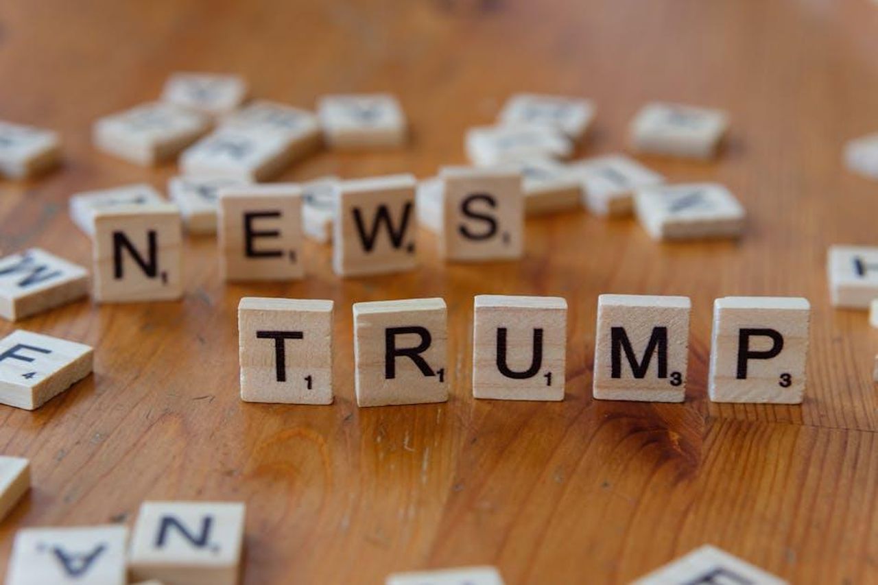La_reazione_di_Donald_Trump_Jr_alla_nuova_relazione_kk2hTNB3vE - Confidenze24 Source: Markus Winkler - pexels - Wooden letter tiles spell 'NEWS' and 'TRUMP' on a wooden table, relating to political discourse.