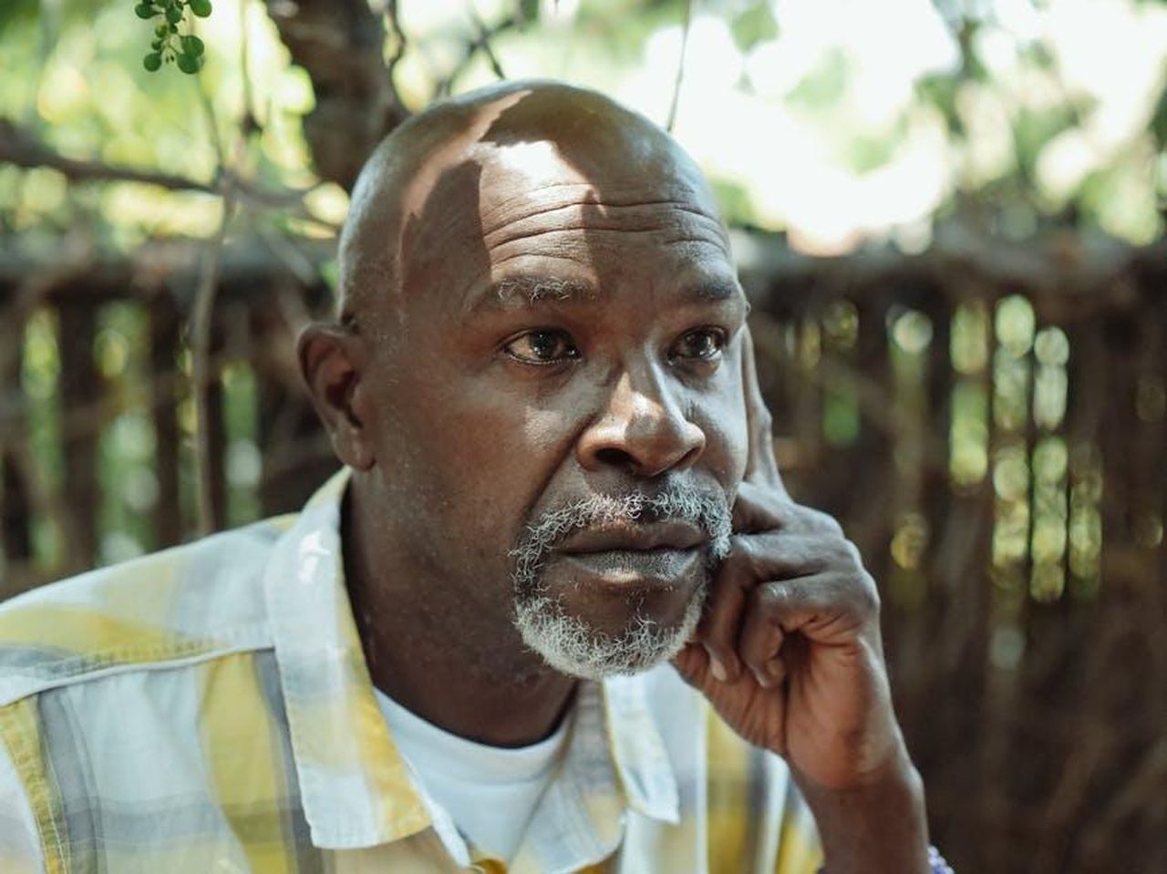 La_reazione_di_Glen_Powell_e_il_supporto_UlXOSEJDPF - Confidenze24 Source: Kindel Media - pexels - A senior African American man deep in thought, sitting outdoors on a sunny day.