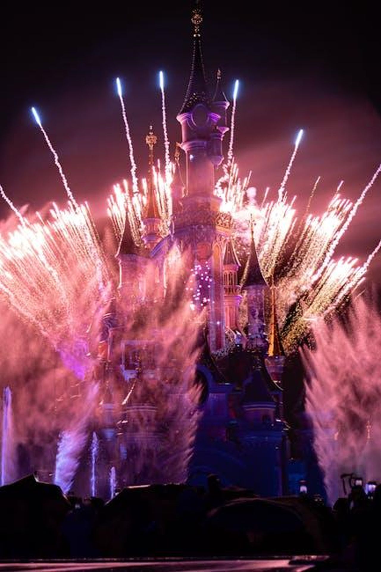 La_reazione_di_Kaleb_Cooper_al_consiglio_di_Prince_George_oLQEIrwoO3 - Confidenze24 Source: Magalie Parise - pexels - A breathtaking display of fireworks lighting up the night sky over a fairy tale castle, capturing a magical and vibrant atmosphere.