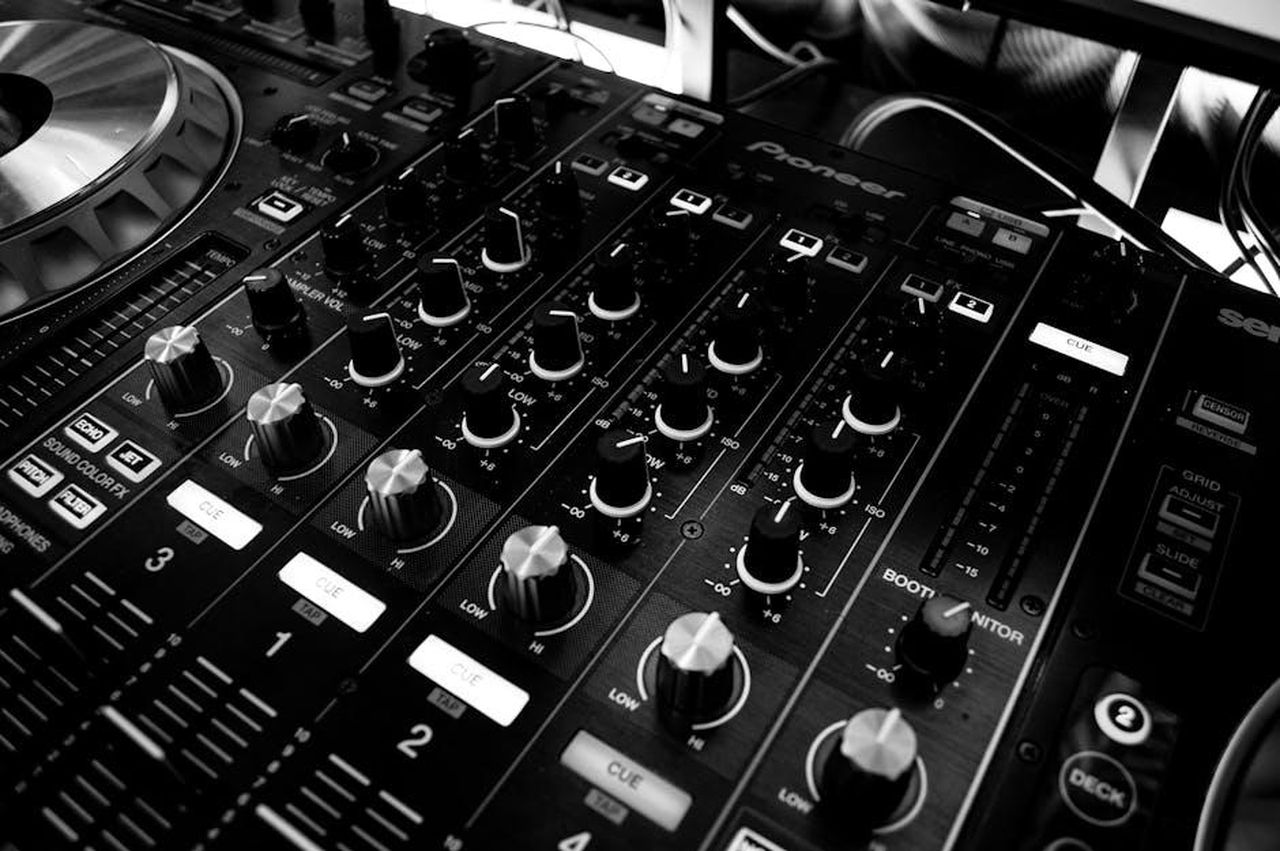 La_reazione_di_Kevin_ai_matrimoni_GbvINZYc6i - Confidenze24 Source: Stephen Niemeier - pexels - Black and white close-up of a DJ's audio mixing console with knobs and controls.