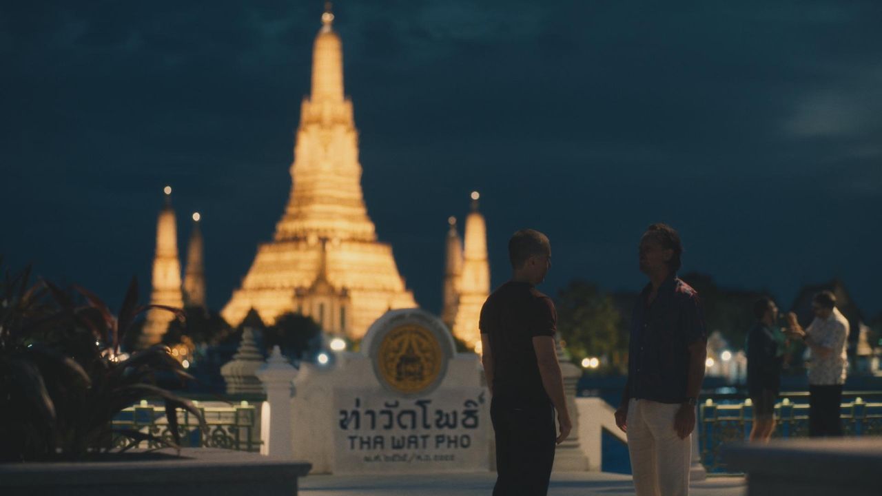 La_reazione_di_Walton_Goggins_al_cameo_di_Rockwell_63Qrc0GZoe - Confidenze24 Source: Courtesy of HBO - - Sam Rockwell & Walton Goggins in The White Lotus