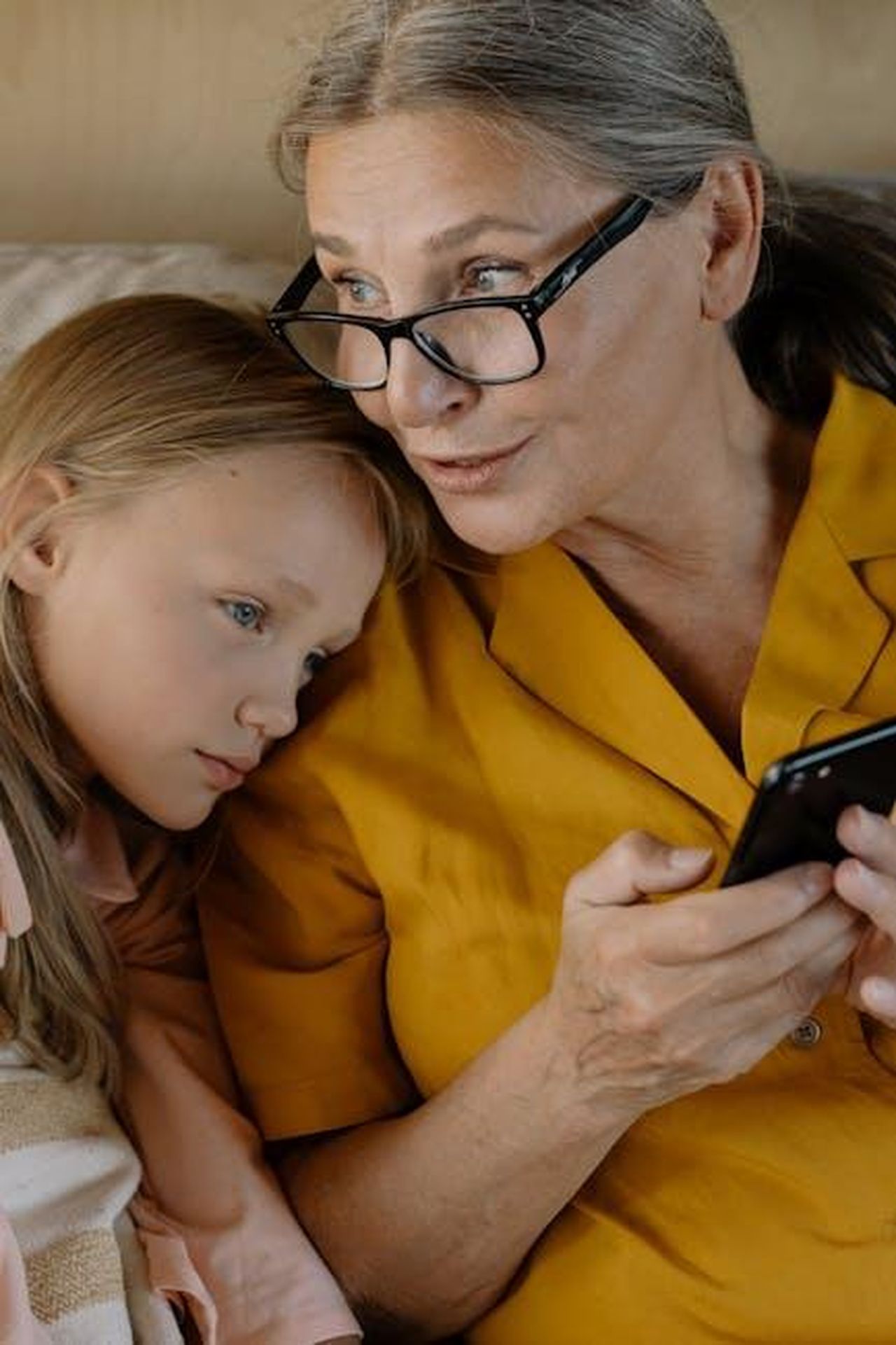 La_relazione_complicata_con_la_famiglia_di_Vivian_1KiDCMk5hH - Confidenze24 Source: cottonbro studio - pexels - Senior woman and young girl enjoying time together, bonding over a smartphone indoors.