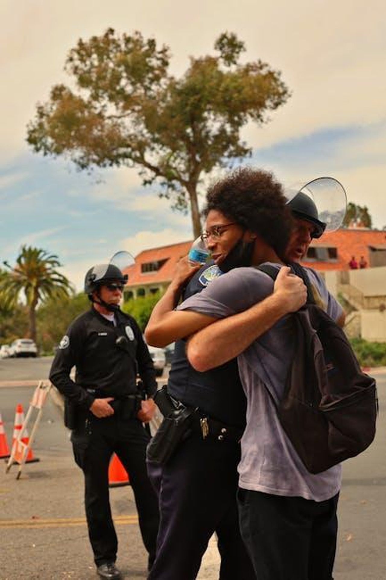 La_relazione_con_Donald_Trump_Jr_d9WXe24o1f - Confidenze24 Source: Eric Yeich - pexels - A police officer and protester share a hug during a peaceful protest in Los Angeles.