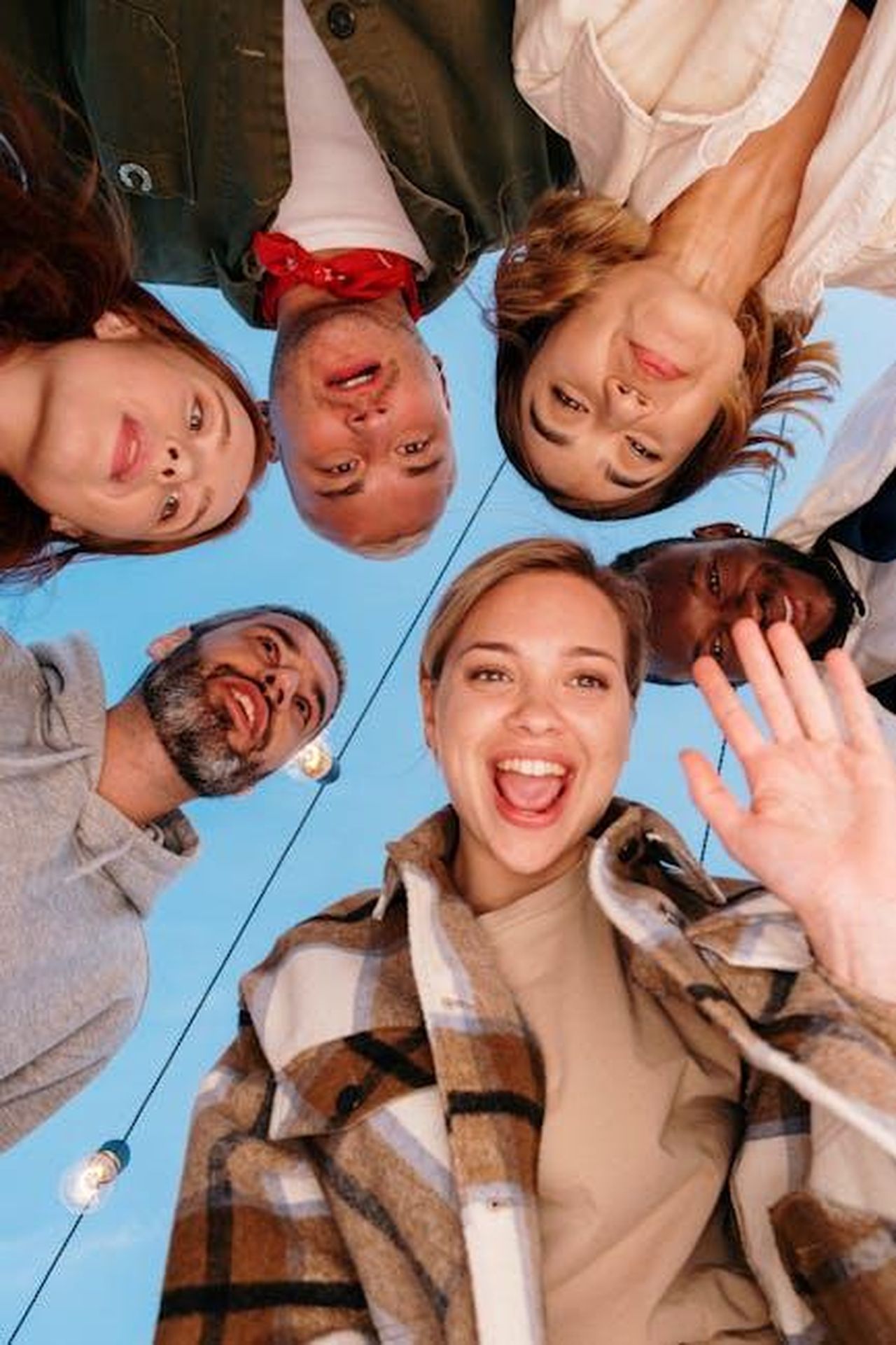 La_relazione_di_Brett_Goldstein_e_le_preoccupazioni_della_sua_fidanzata_aARYktQytX - Confidenze24 Source: cottonbro studio - pexels - A diverse group of friends smiling into a camera outdoors, capturing a joyful moment.