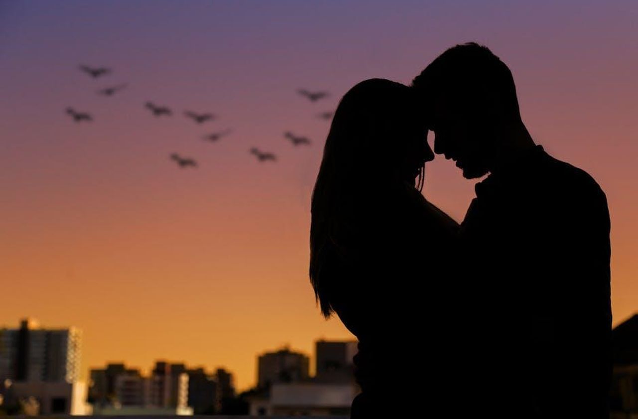La_relazione_di_Gisele_con_Joaquim_Valente_fSEKt0rCha - Confidenze24 Source: Rô Acunha - pexels - Silhouette of a couple embracing at sunset in an urban setting, evoking romance.