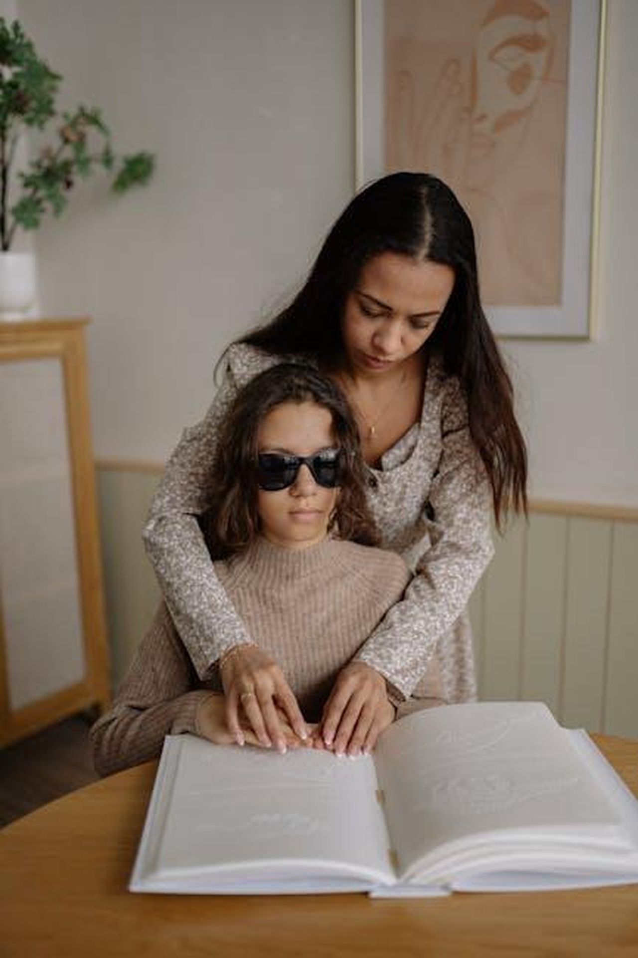 La_relazione_di_Sara_con_Ben_dopo_il_programma_EWatAOrCEJ - Confidenze24 Source: Yan Krukau - pexels - A mother assisting her blind daughter with reading braille at home.