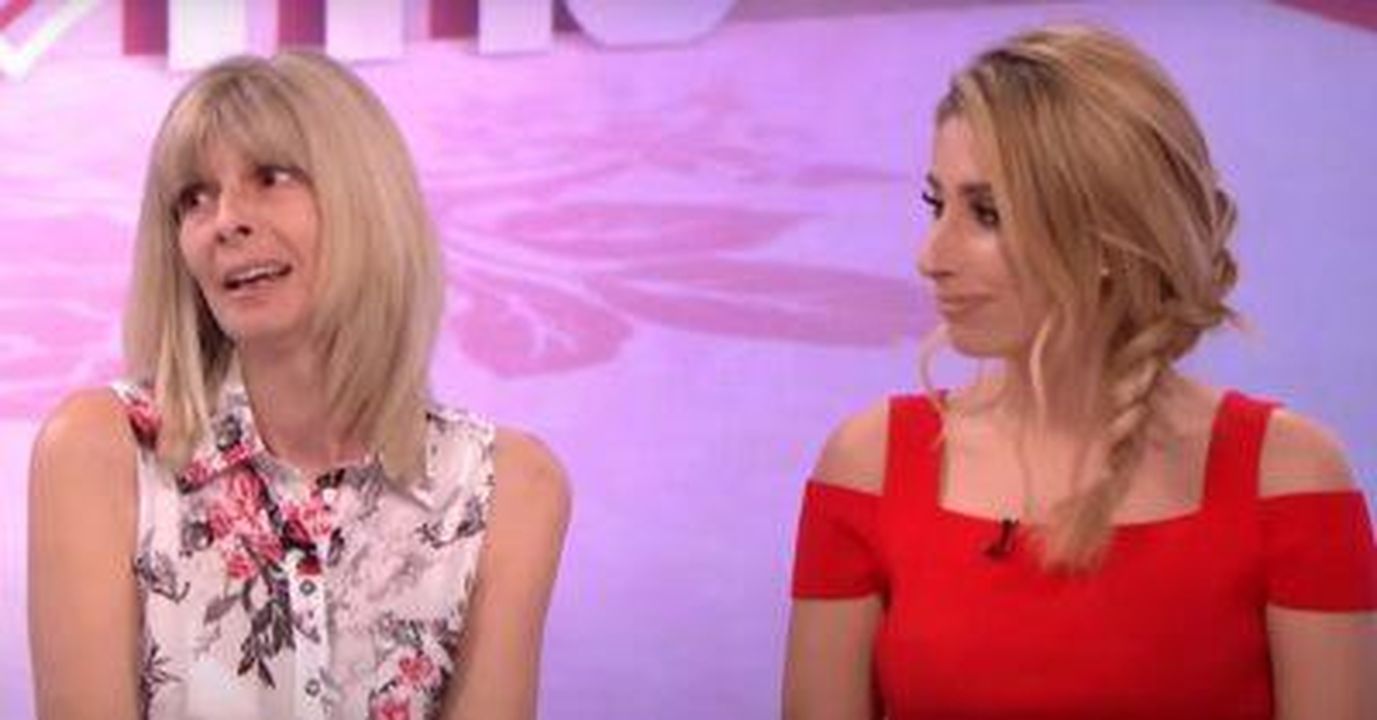 La_relazione_di_Stacey_Solomon_con_la_misteriosa_madre_Fiona_C8SndeBcbj - Confidenze24 Source: ITV / Loose Women - - Stacey Solomon e sua madre a Loose Women