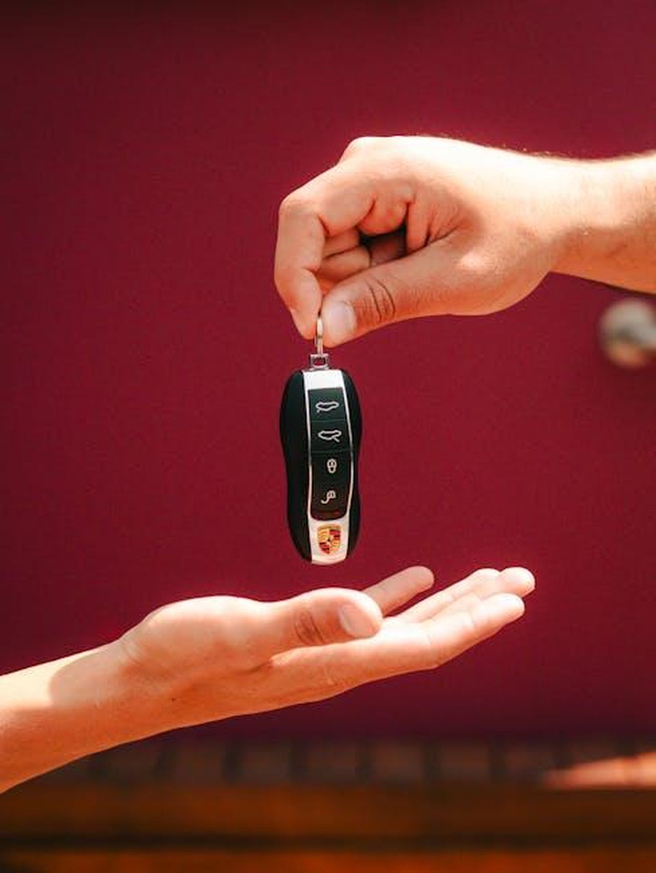 La_relazione_diventa_unamicizia_zuEjPSc5J1 - Confidenze24 Source: Gustavo Guedes - pexels - Close-up of hands exchanging a luxury car key in São Paulo, Brazil.