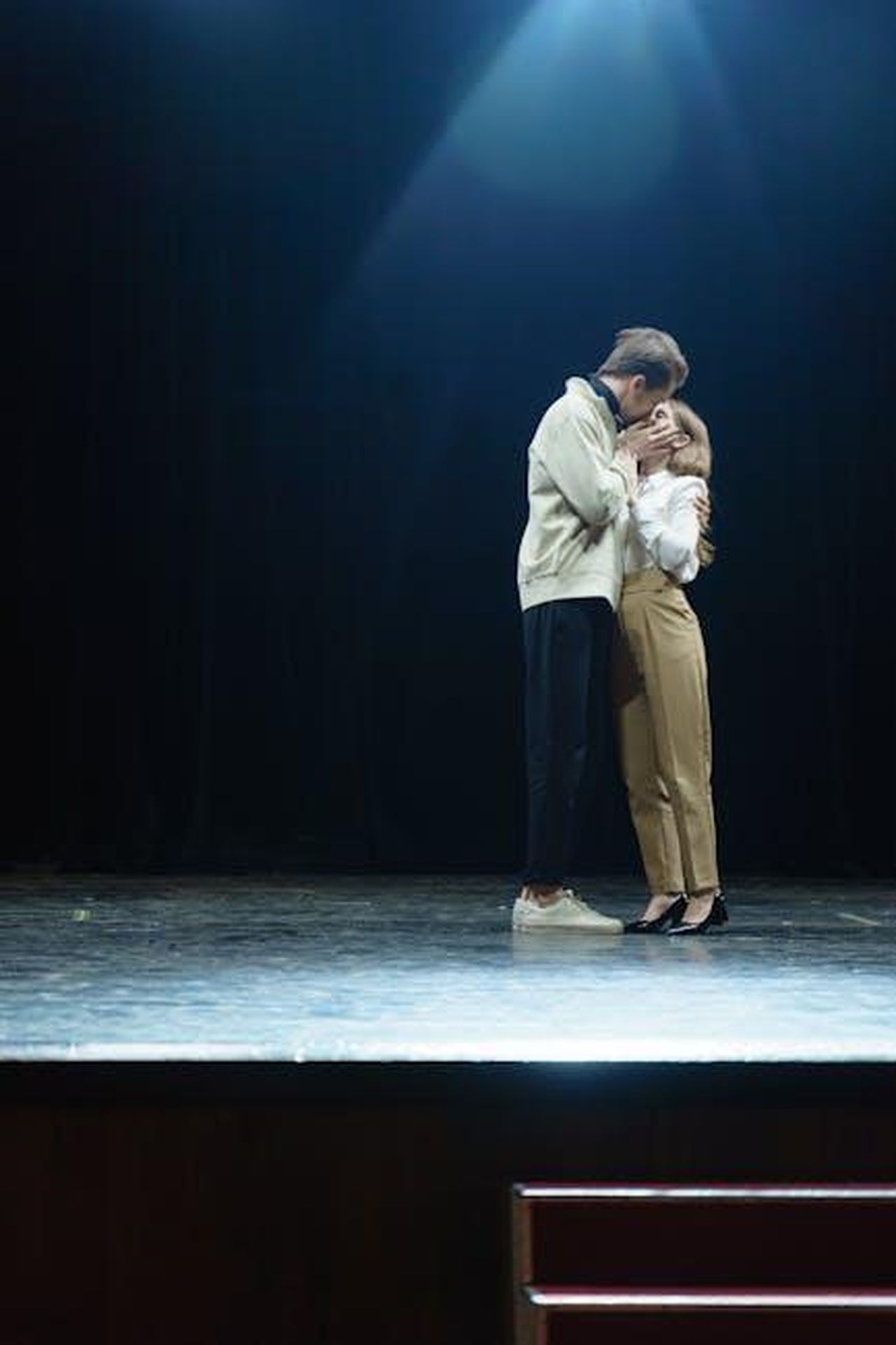 La_relazione_tra_Foster_e_Jackman_un_amore_controverso_kPKTf91W2S - Confidenze24 Source: cottonbro studio - pexels - A couple shares an intimate moment on stage under dramatic lighting.