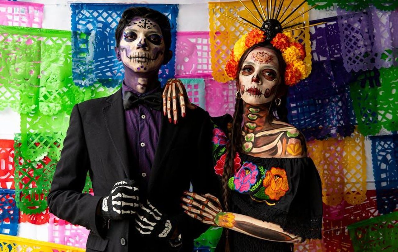 La_relazione_tra_Hugh_Jackman_e_Sutton_Foster_iiiBg5GH1B - Confidenze24 Source: Vintage Lenses - pexels - A vibrant portrait of a couple in traditional Day of the Dead costumes with colorful papel picado backdrop.