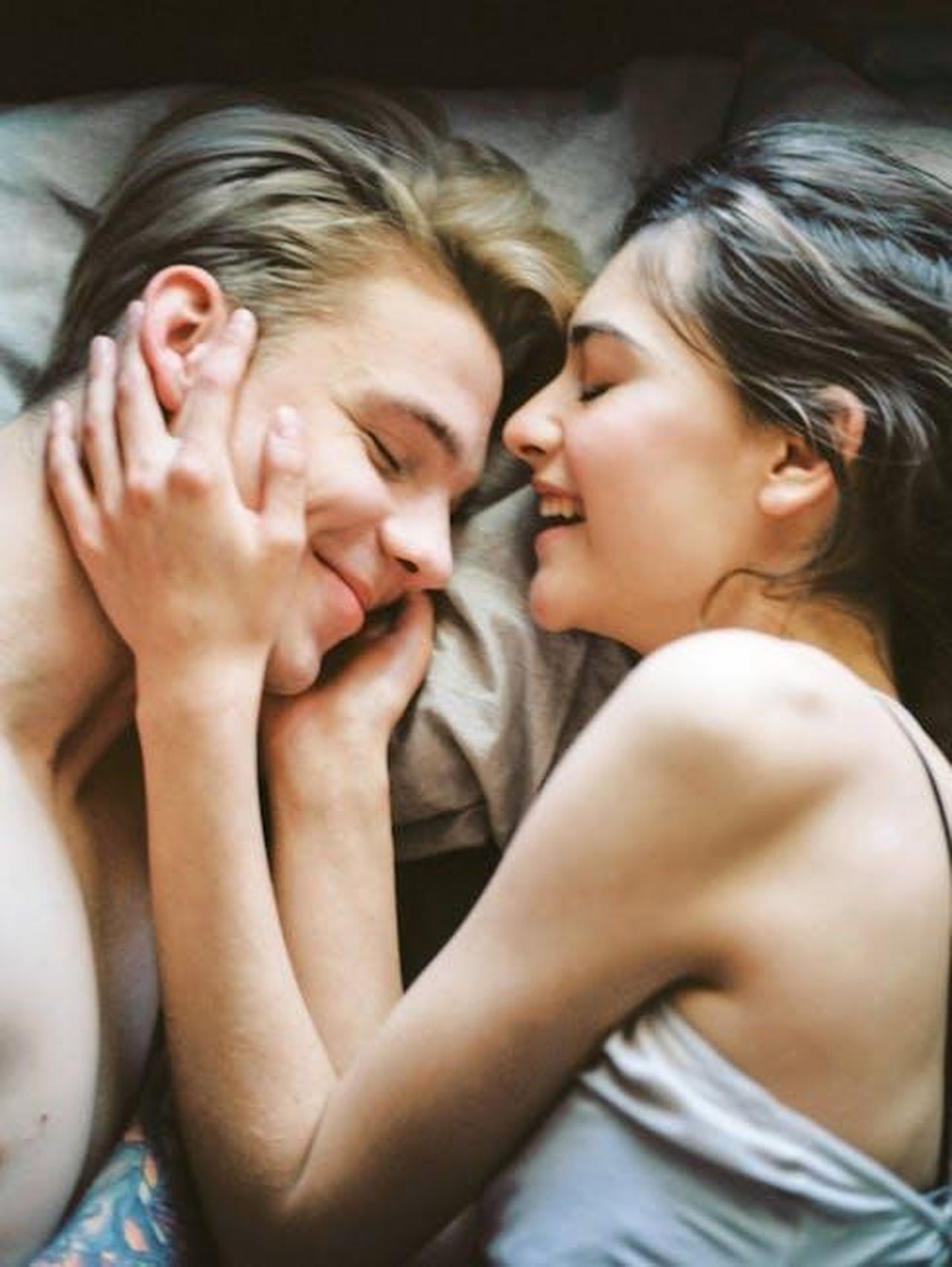 La_relazione_tra_James_Haskell_e_Sara_McLean__finita_kmuZRYeSct - Confidenze24 Source: Pixabay - pexels - A joyful and intimate moment of a young couple embracing and smiling together.