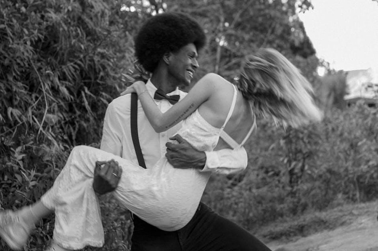La_relazione_tra_Jayson_Tatum_ed_Ella_Mai_cvDxHTHLAS - Confidenze24 Source: Lenita Tropical - pexels - A couple in love shares a joyful moment during their wedding in Medellín, Colombia.