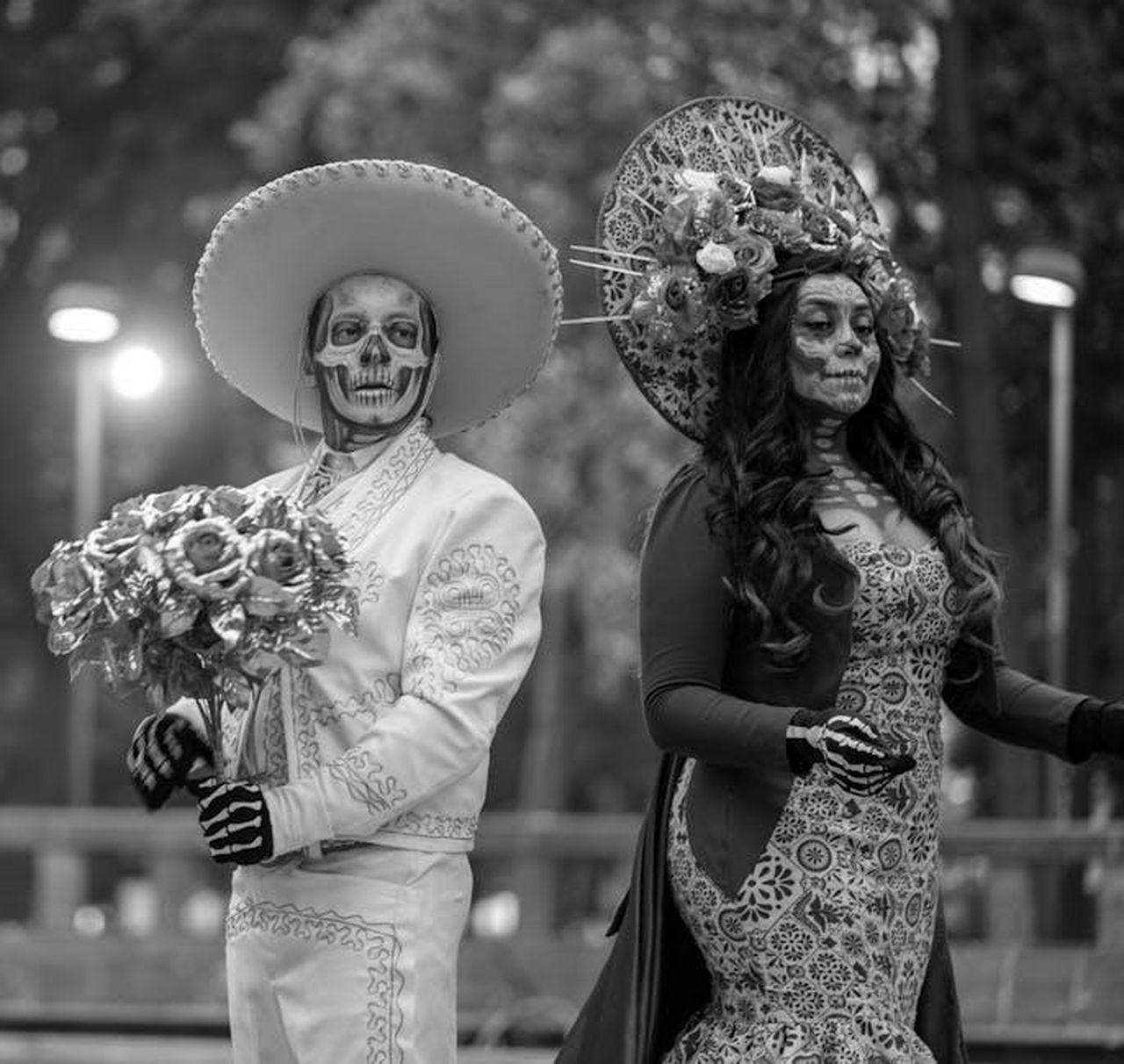 La_relazione_tra_Sutton_Foster_e_Hugh_Jackman_QQX3r0crBw - Confidenze24 Source: Israyosoy S. - pexels - Couple dressed as Catrinas for Dia de los Muertos, with elaborate makeup and headdresses.