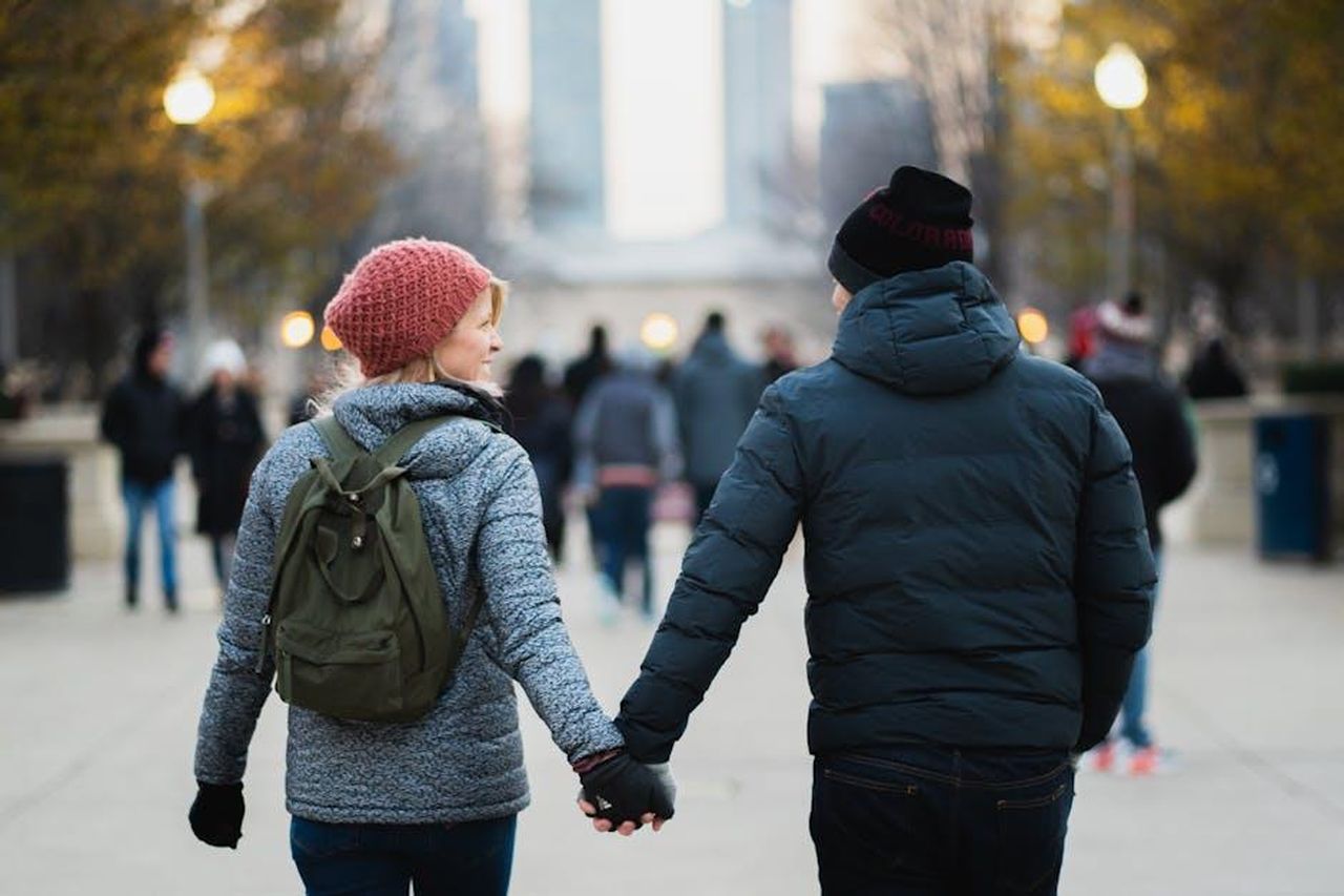 La_reputazione_di_James_potrebbe_risentirne_NxOkYtgRvQ - Confidenze24 Source: Josh Willink - pexels - A couple holds hands on a winter day in an urban park, capturing warmth and connection.