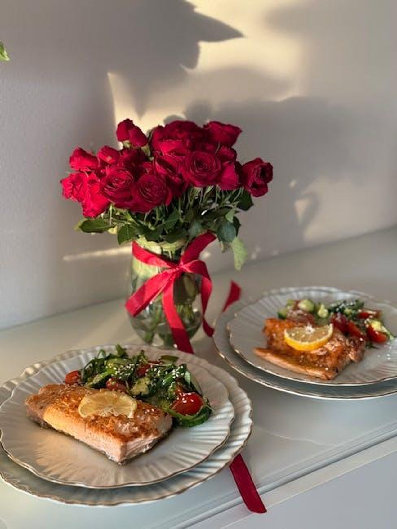 La_ricetta_dellinsalata_di_farro_di_Charlie_Bird_pBpga6wZKD - Confidenze24 Source: Zenia Diamond - pexels - Romantic dining setting with salmon plates and red roses in soft evening light.