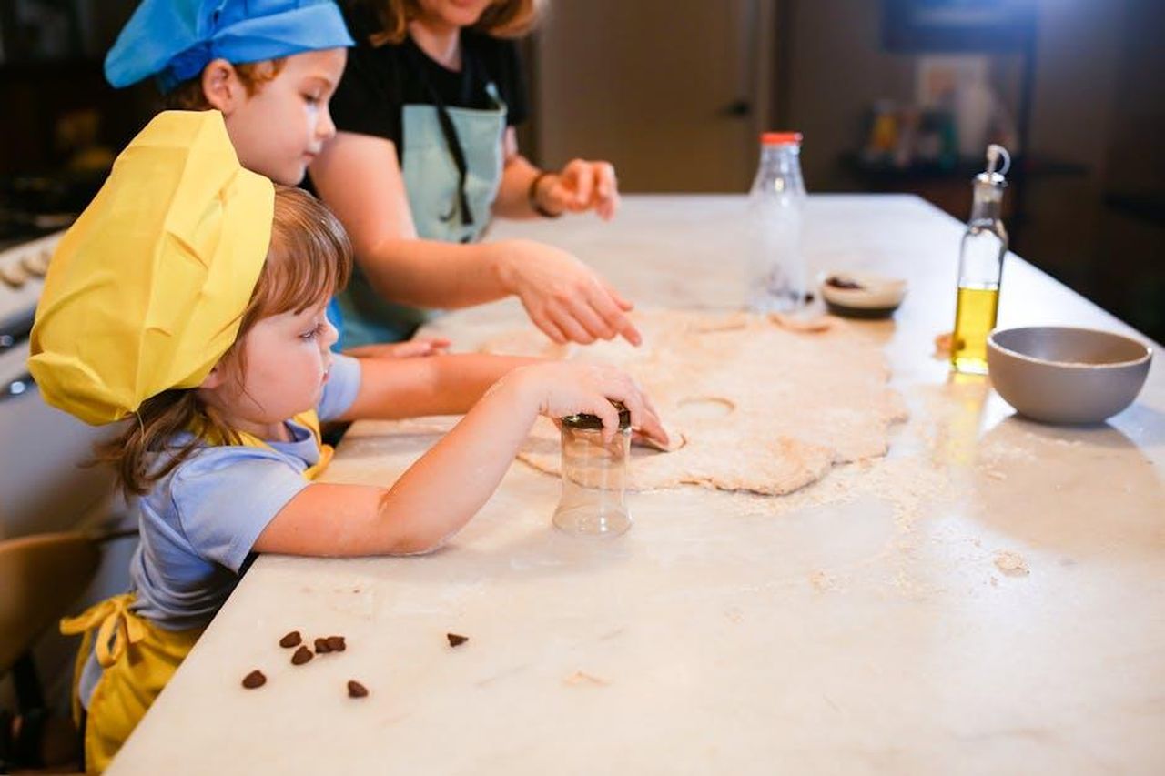 La_ricetta_di_pasta_di_Meghan_Markle_e_la_reazione_del_pubblico_4xXu3g9FNr - Confidenze24 Source: RDNE Stock project - pexels - Cute children and their mother making cookies together in a warm kitchen setting.