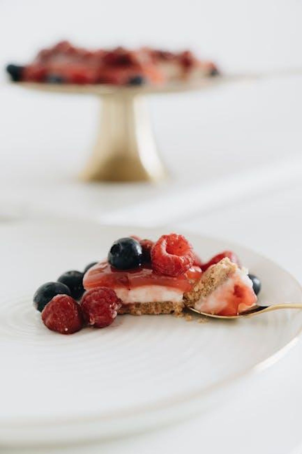 La_ricetta_virale_di_TikTok_per_le_carote_di_cheesecake_fMwh6SoW6c - Confidenze24 Source: alleksana - pexels - Elegantly plated slice of cheesecake topped with fresh raspberries and blueberries.