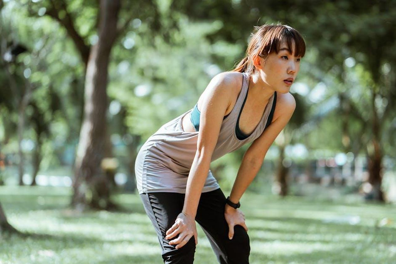 La_ripresa_di_Pauline_VNMsq19nwg - Confidenze24 Source: Ketut Subiyanto - pexels - Tired ethnic female in sportswear looking away while leaning on knees having rest after workout in park on sunny summer day