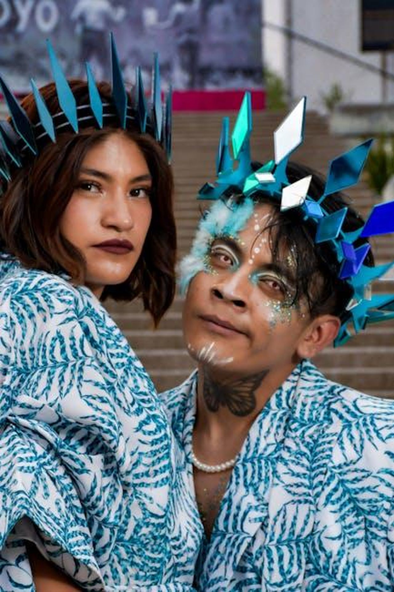 La_risposta_del_portavoce_di_Josh_Hall_QaHDi2N6PY - Confidenze24 Source: Cris Ramos - pexels - Colorful duo in costume with bold makeup and headpieces outside.