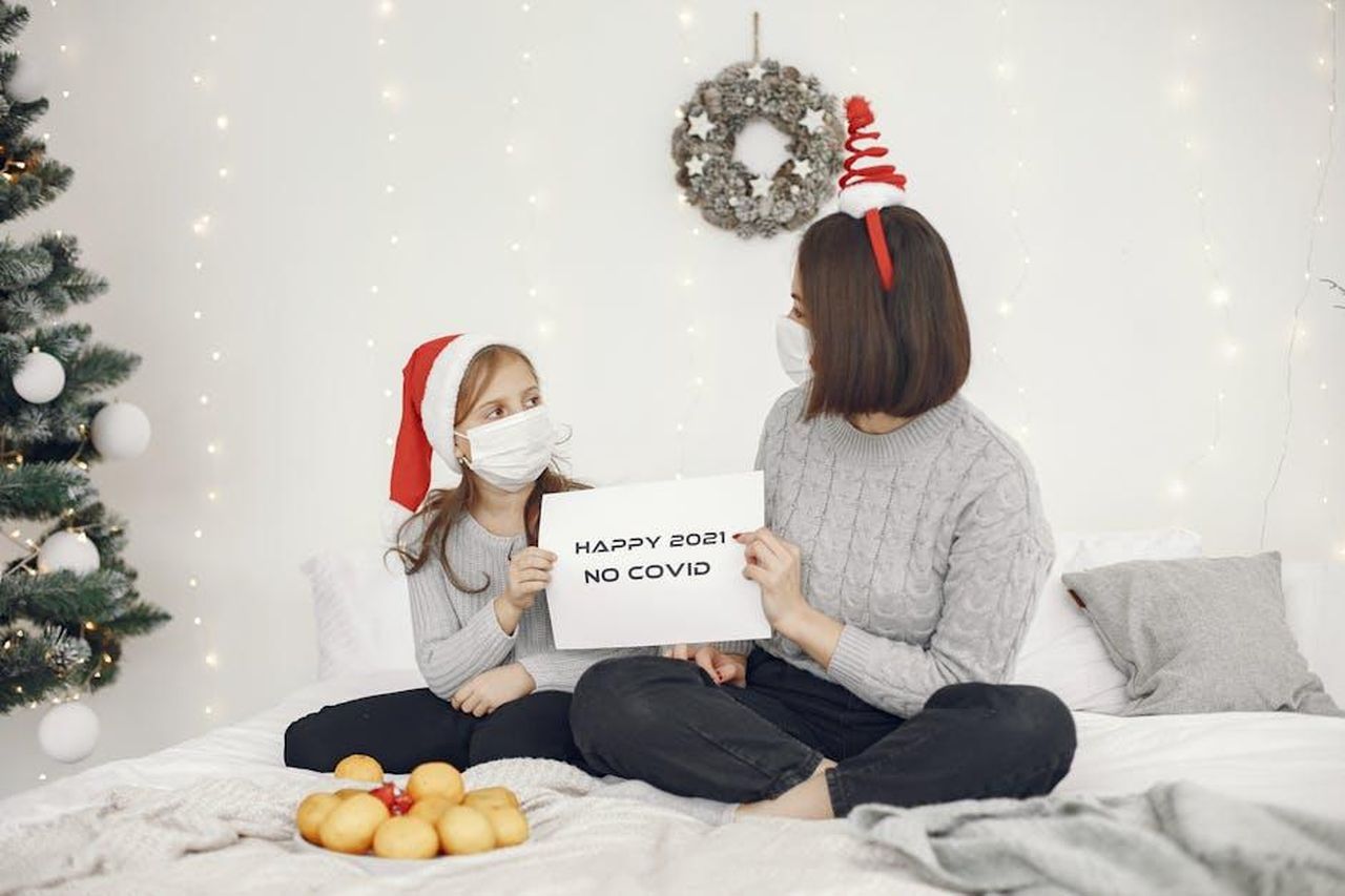 La_risposta_di_Liev_Schreiber_alle_critiche_qso4va2ZxX - Confidenze24 Source: Gustavo Fring - pexels - Mother and daughter celebrate a safe 2021 at home during Christmas season.