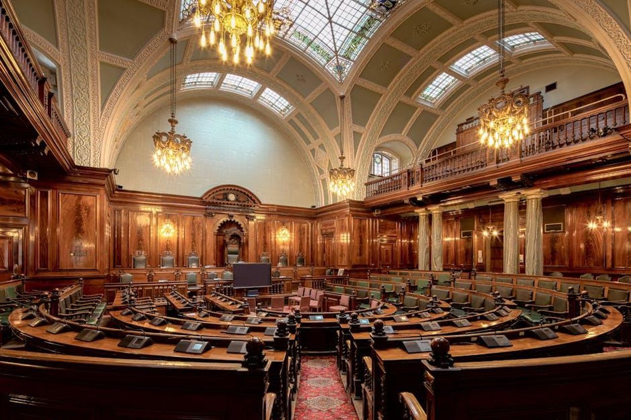 La_risposta_di_Odell_Beckham_Jr_3jq0CgwSgz - Confidenze24 Source: Michael D Beckwith - pexels - Elegant historic council chamber with rich wood detailing and chandeliers in England.