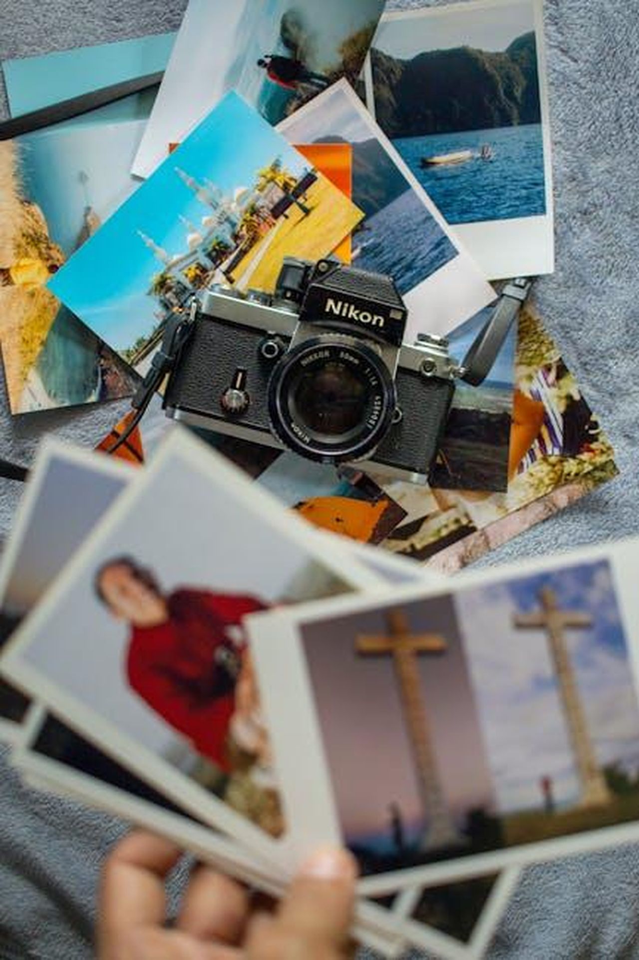 La_risposta_di_Saldaa_alle_critiche_sulla_rappresentazione_messicana_rYsrkkoYa4 - Confidenze24 Source: Robert Forever Ago - pexels - A vintage Nikon camera surrounded by vibrant travel photographs.