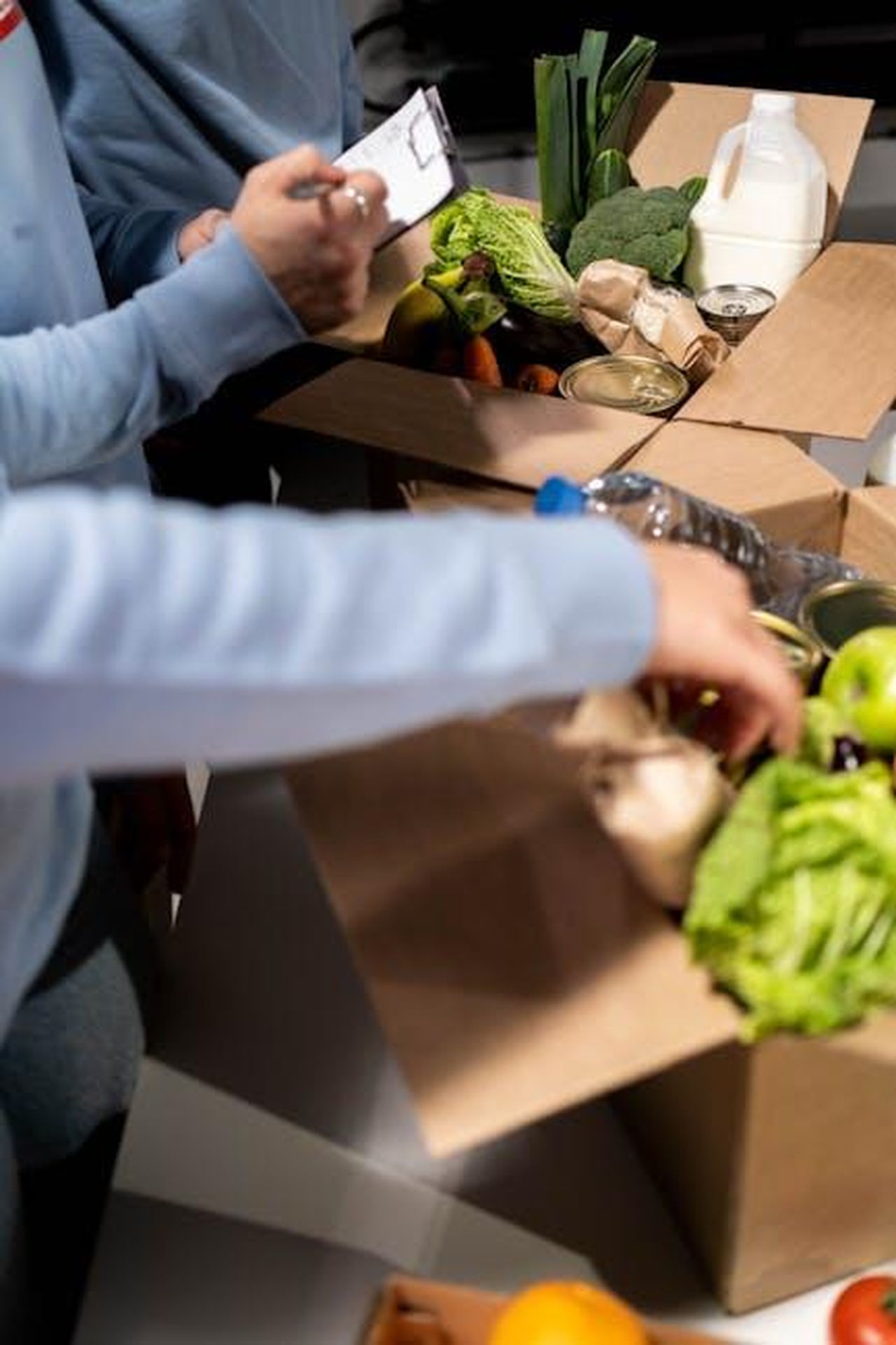 La_risposta_di_Sentebale_e_la_situazione_legale_1WcjyAqH2i - Confidenze24 Source: cottonbro studio - pexels - Volunteers organize fresh produce and canned goods for community distribution indoors.