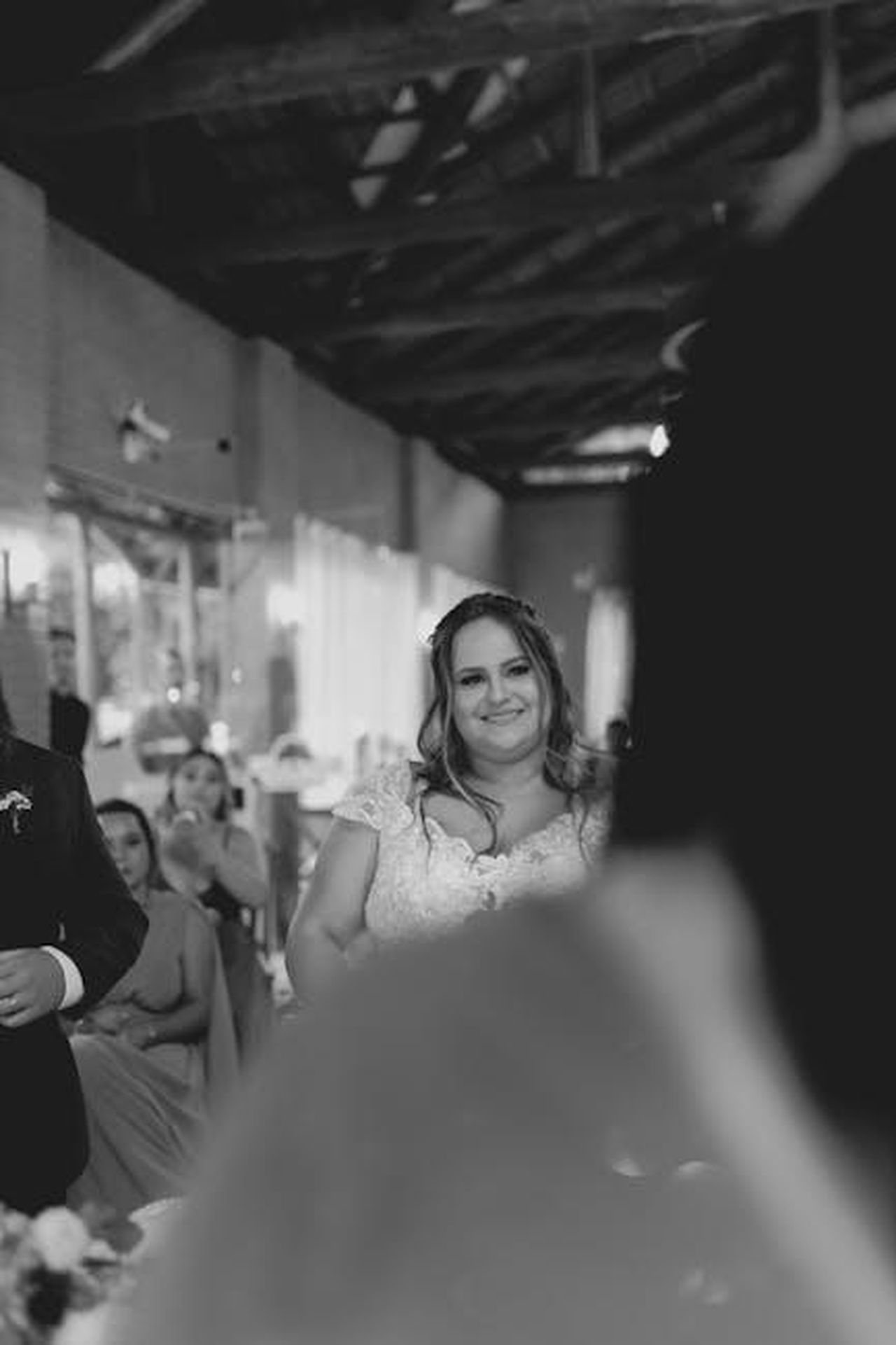 La_risposta_di_Tina_Knowles_alla_situazione_4p2Dj7EUjh - Confidenze24 Source: Alexander Mass - pexels - Smiling bride in white dress at an indoor wedding ceremony in black and white.