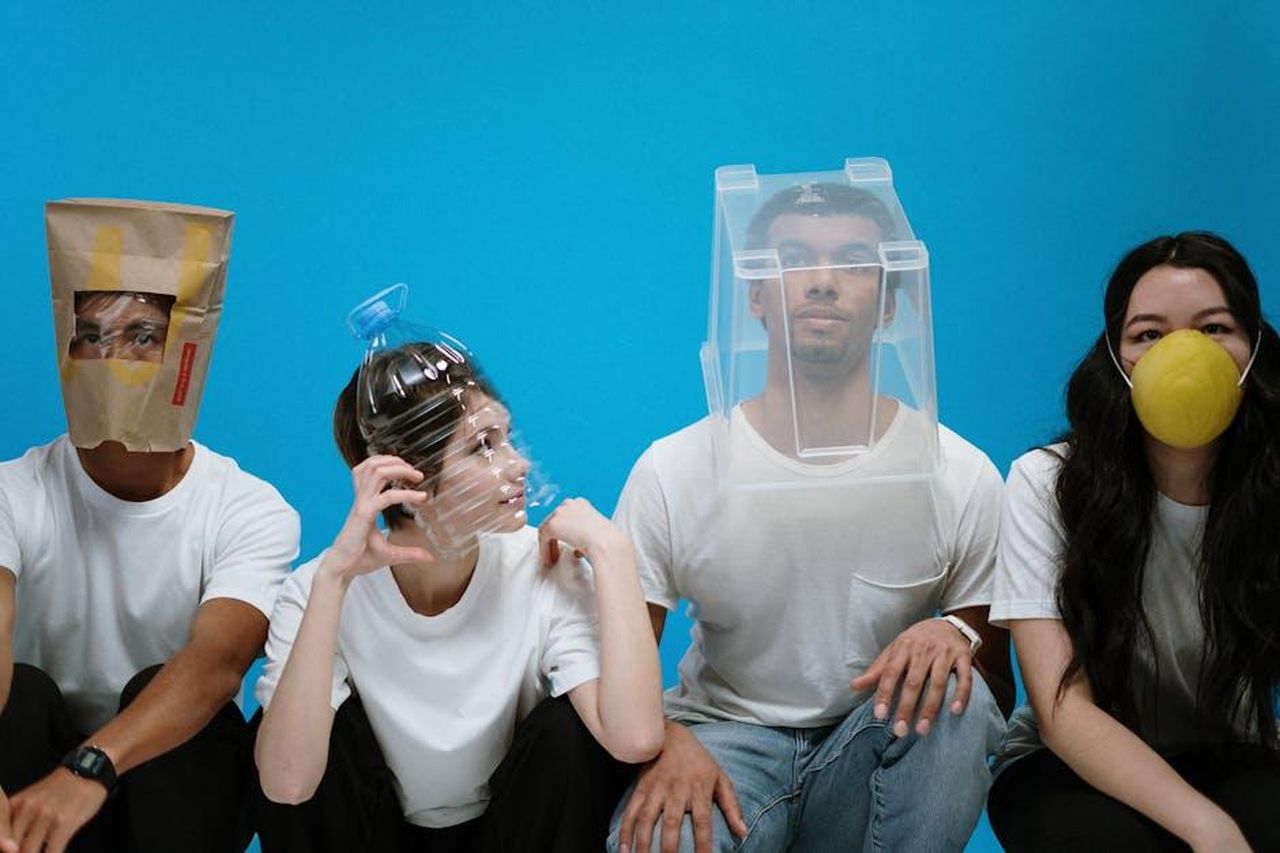 La_risposta_leggera_di_Toya_e_suo_marito_alle_accuse_MluMCdOzIr - Confidenze24 Source: cottonbro studio - pexels - Four people wearing humorous DIY face masks against a blue background, showcasing creativity and humor.