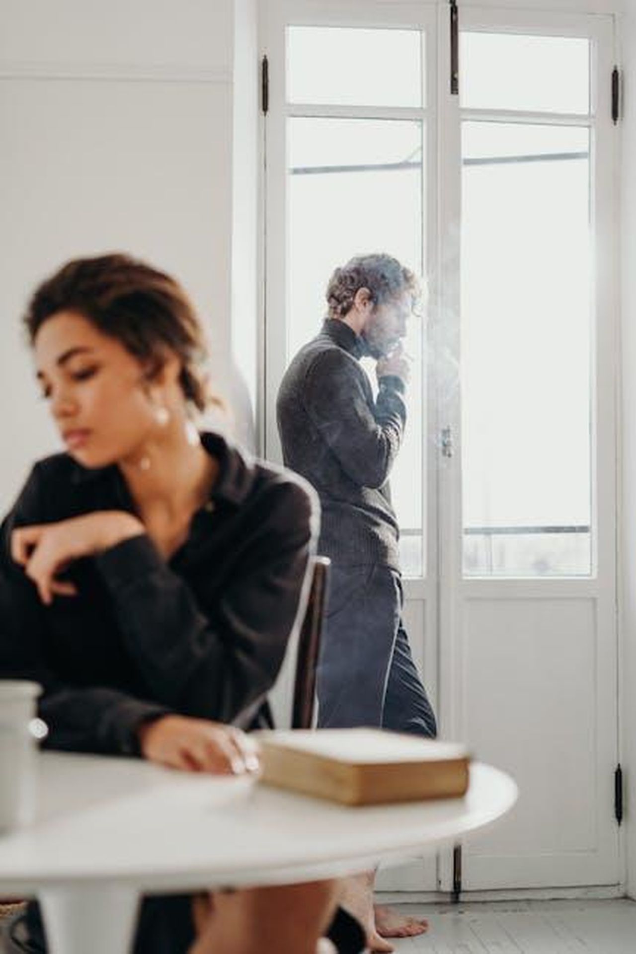 La_rottura_tra_Kym_e_Samuel_HLC2uobZ2f - Confidenze24 Source: cottonbro studio - pexels - A couple experiencing tension and introspection indoors with a bright window.