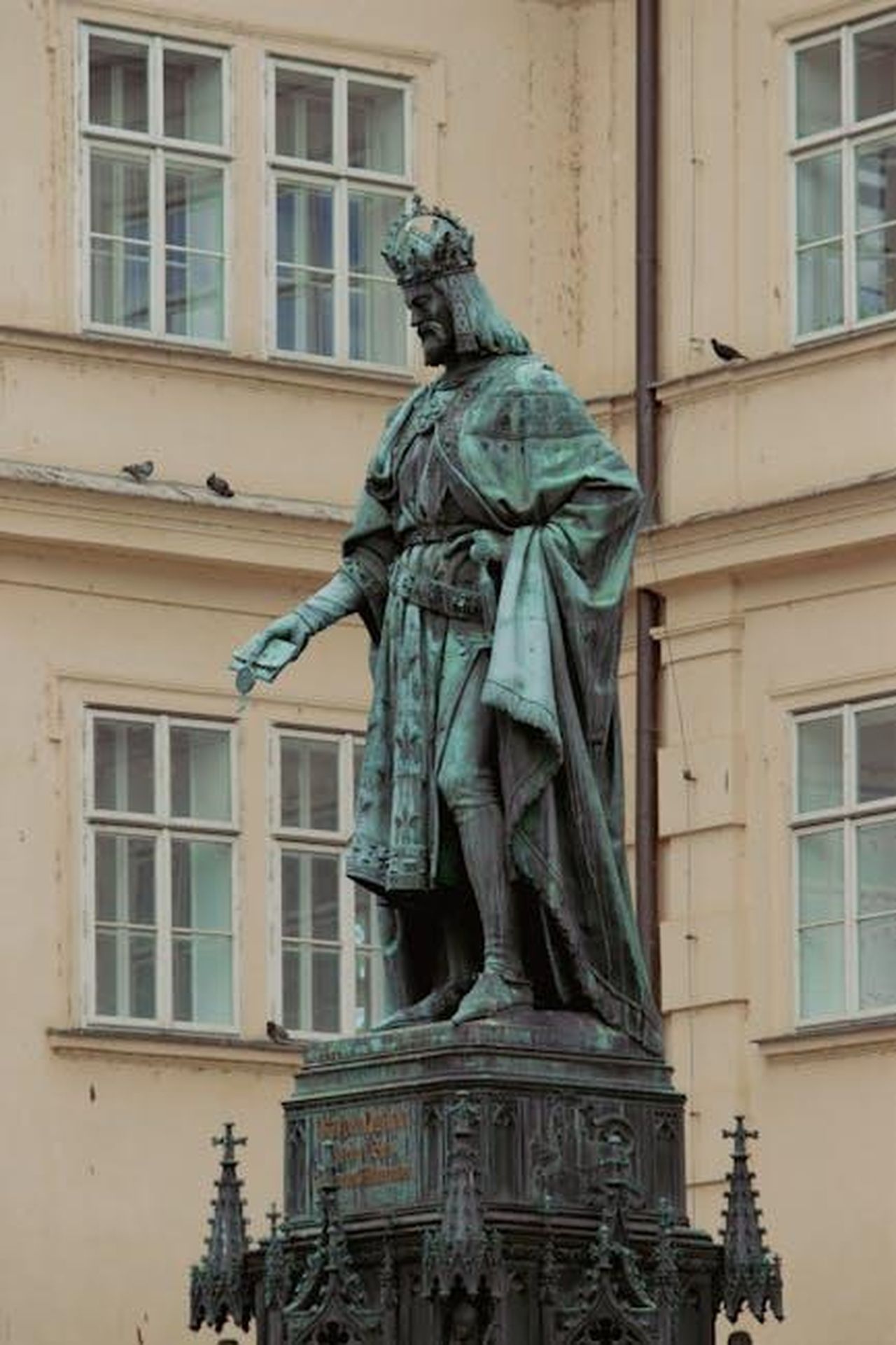 La_salute_del_Re_Carlo_e_il_suo_recupero_6w1MvbqrAl - Confidenze24 Source: Palu Malerba - pexels - Statue of Charles IV in Old Town, Prague showcasing historic architecture.