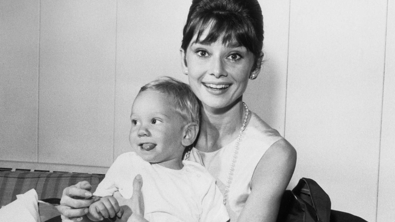 La_scelta_di_Audrey_di_diventare_madre_a_tempo_pieno_6Gdc8kmhzU - Confidenze24 La scelta di Audrey di diventare madre a tempo pieno Audrey Hepburn e Sean