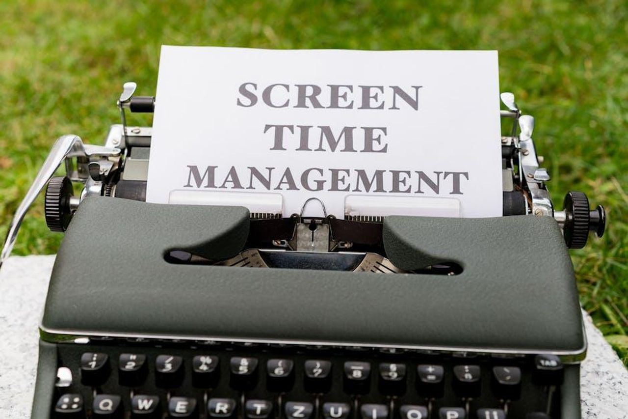 La_sfida_del_tempo_di_schermo_vK3FRIGv1p - Confidenze24 Source: Markus Winkler - pexels - Retro typewriter displaying 'Screen Time Management' on paper outdoors.